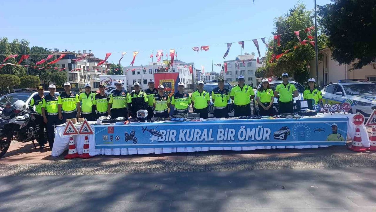 Trafik Haftası etkinliklerinde kurallara uyan 3 sürücüye plaket verildi