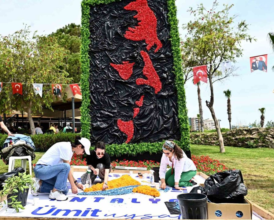Antalya’da 130 bin çiçekle görsel şov