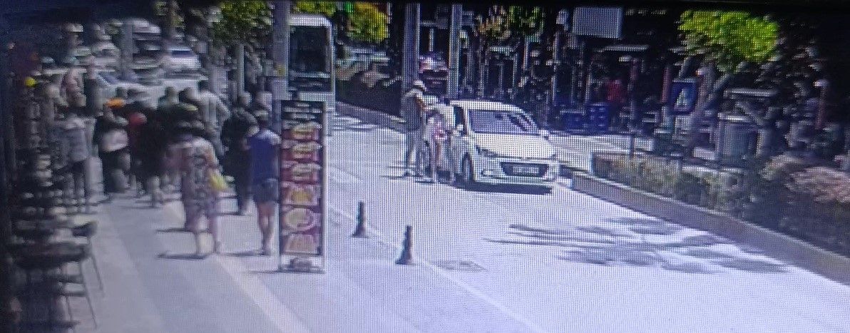 Antalya’da yaya geçidinden geçmeye çalışan Alman turistin ayağını otomobil ezdi