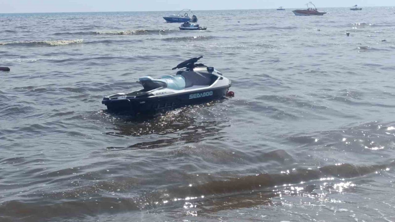 Dereden gelen sular denizi kahverengiye bürüdü, turistler sahili boşalttı