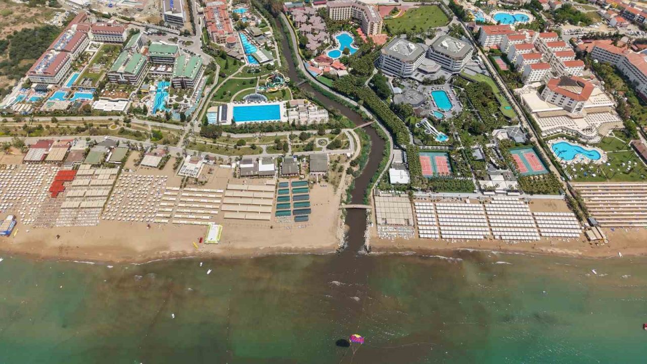 Dereden gelen sular denizi kahverengiye bürüdü, turistler sahili boşalttı