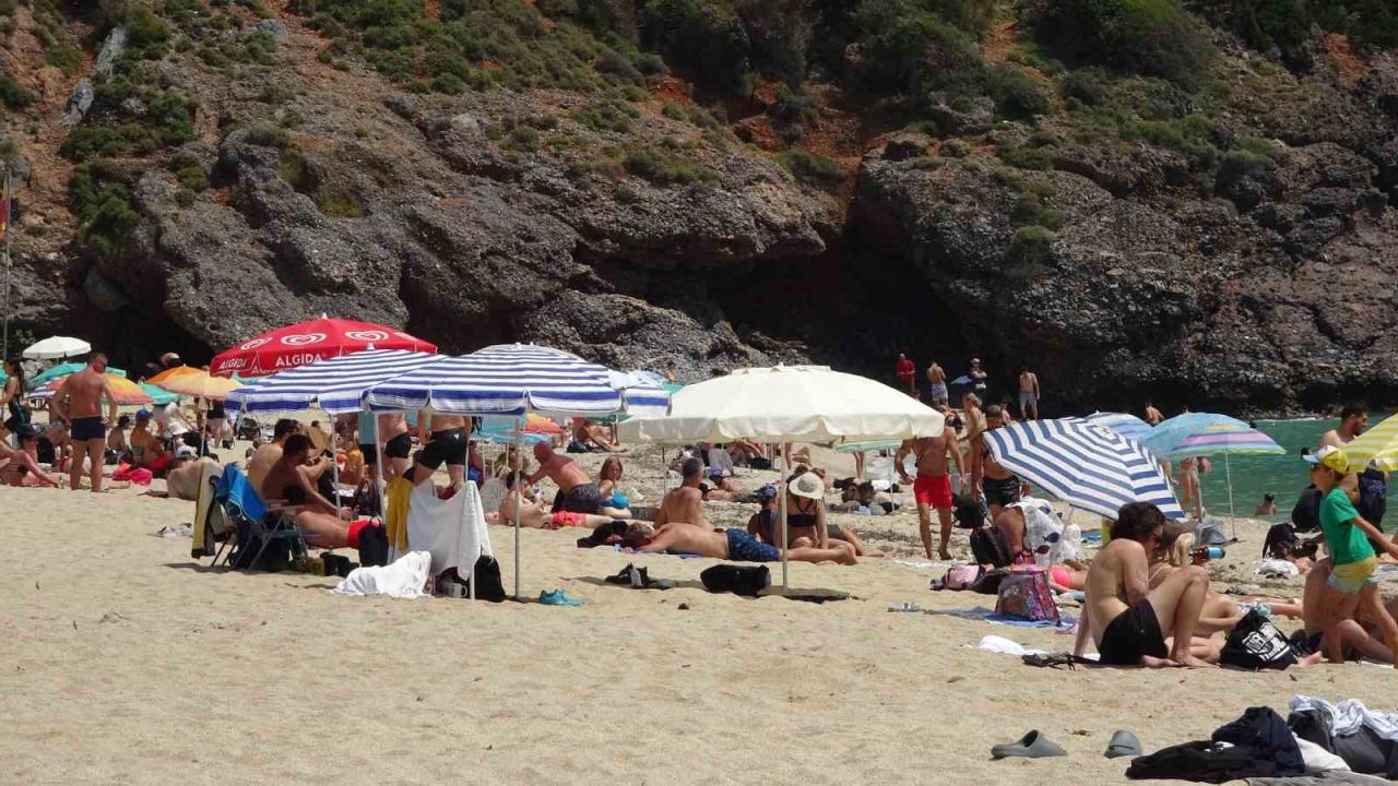 Alanya sahillerinde hafta sonu yoğunluğu