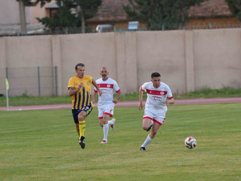 Tarsus ile Gönyeli arasında dostluk maçı
