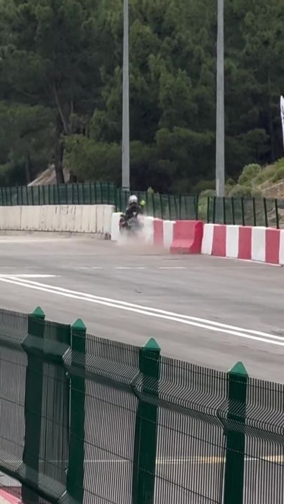 Motodrag yarışlarında bariyerlere çarpan motosikletin sürücüsü yaralandı