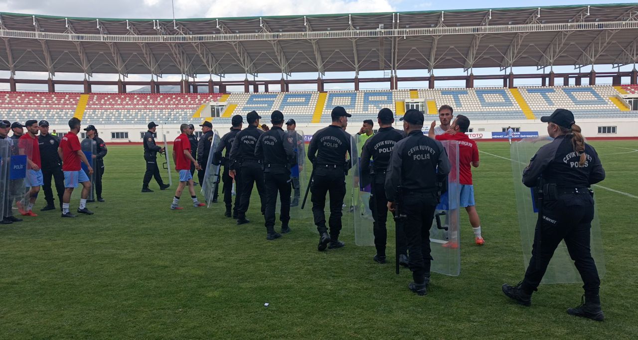 BAL baraj maçında 8 gol atıldı, 3'ü kırmızı 11 kart çıktı