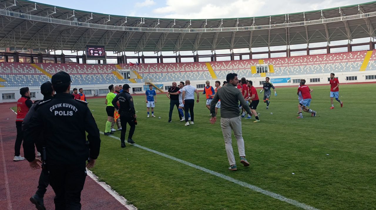 BAL baraj maçında 8 gol atıldı, 3'ü kırmızı 11 kart çıktı