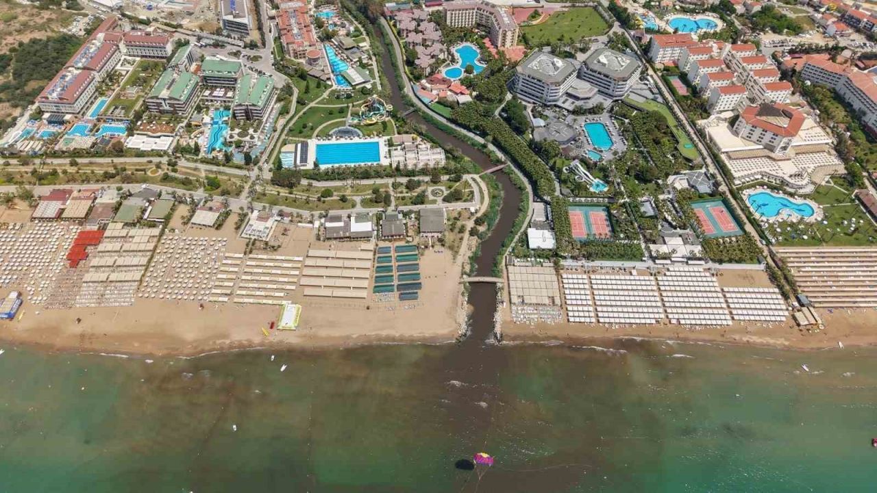 Manavgat’ta deniz kahverengiye döndü