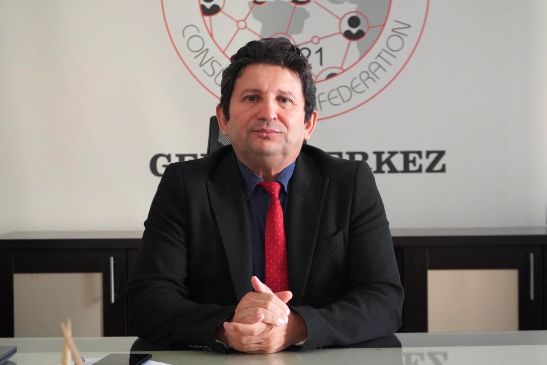Üst kattan atılan pet şişenin bilgisayarına verdiği zararı karşılamayan AVM'den şikayetçi oldu