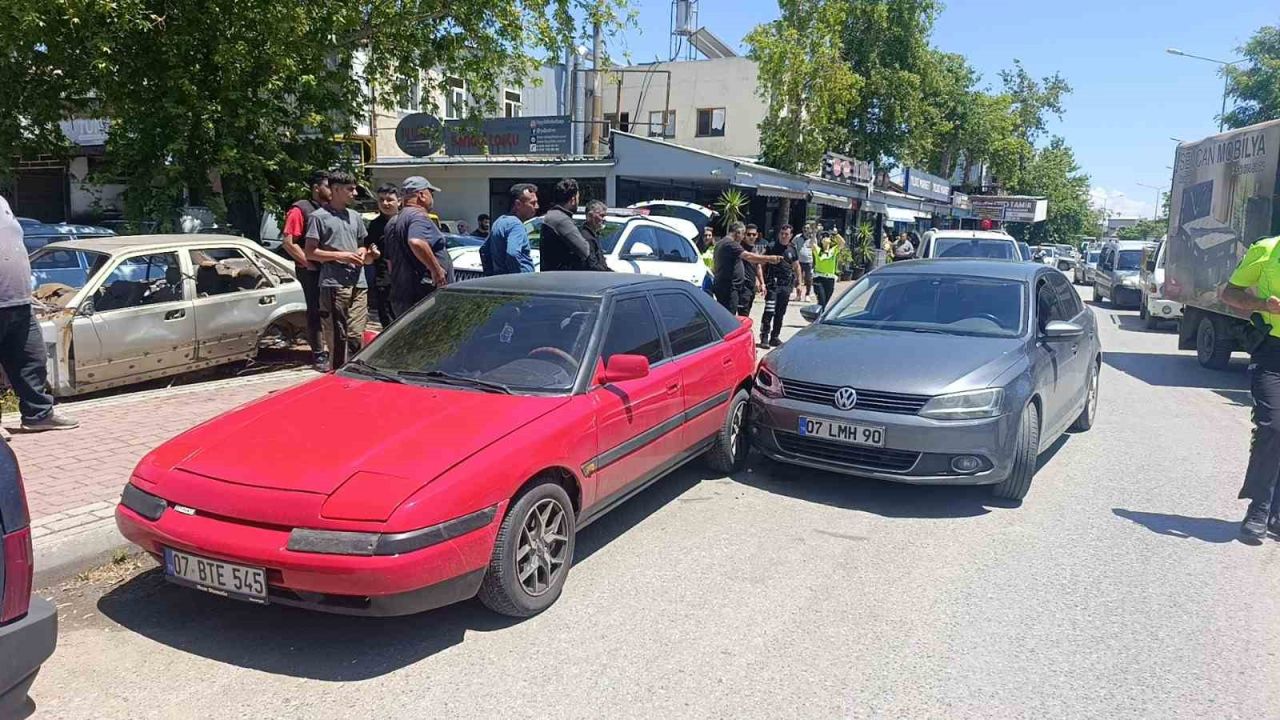 Kazaya neden olan sürücü, kendisini durdurmak isteyenlere biber gazı sıktı
