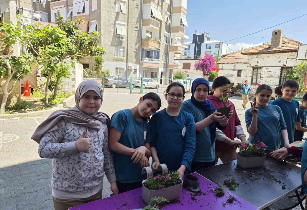 Öğrenciler çiçeklerle iyilik mesajı verdi
