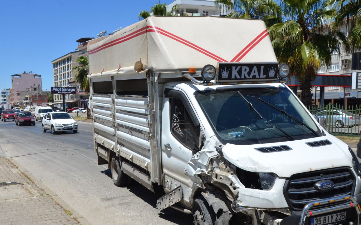 Lastiği patlayan kamyonet park halindeki araca çarptı