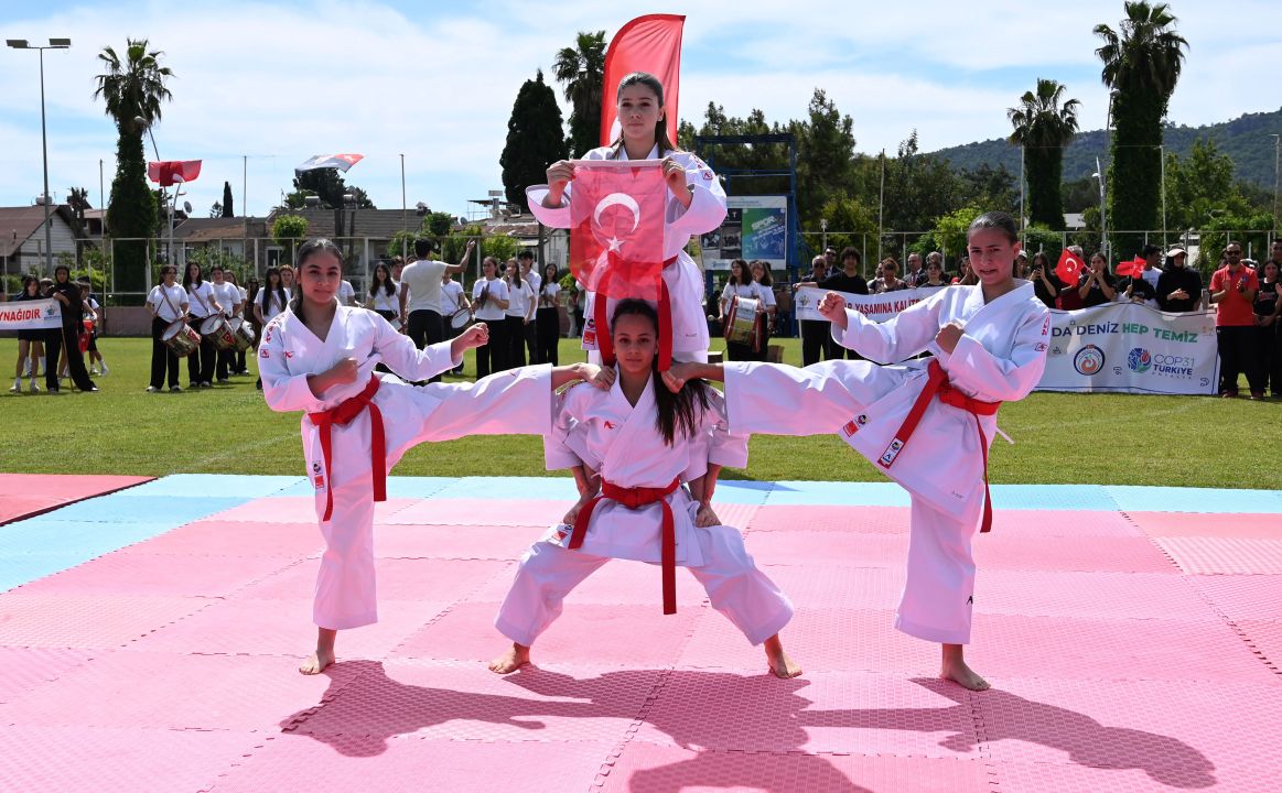 Kemer'de Gençlik ve Spor Bayramı kutlandı