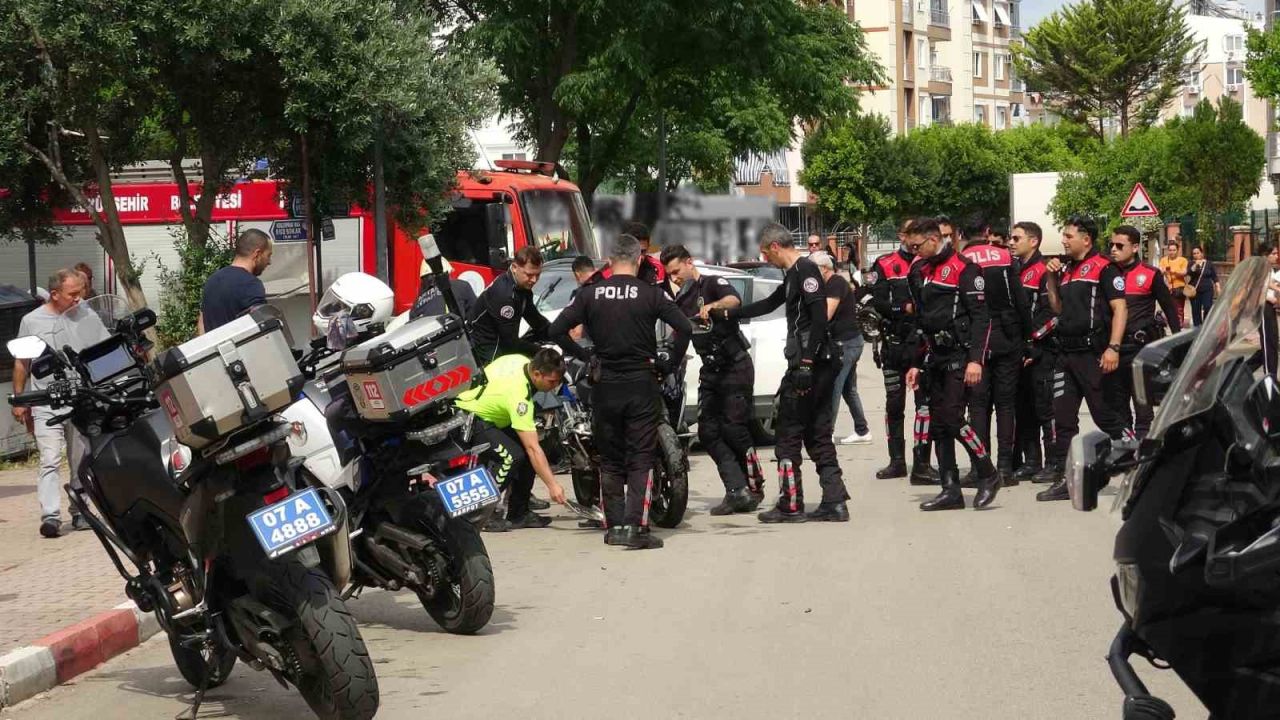 Antalya’da 2 polis memurunun yaralandığı kaza anı kameraya yansıdı