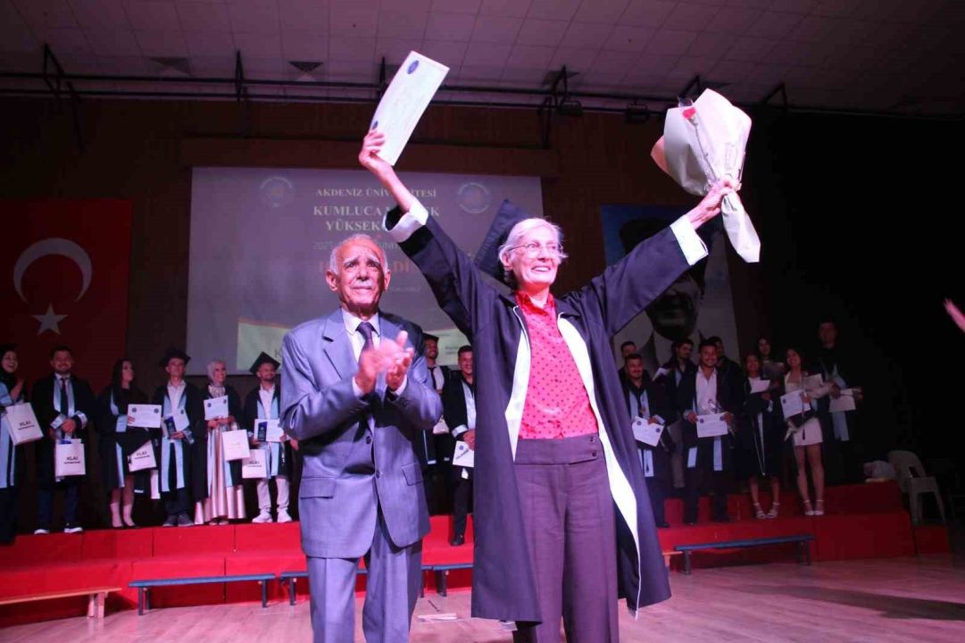70 yaşında üniversite bitirdi, mezuniyet belgesini profesör oğlu verdi