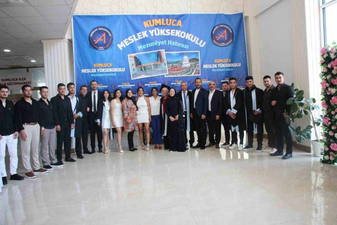 70 yaşında üniversite bitirdi, mezuniyet belgesini profesör oğlu verdi