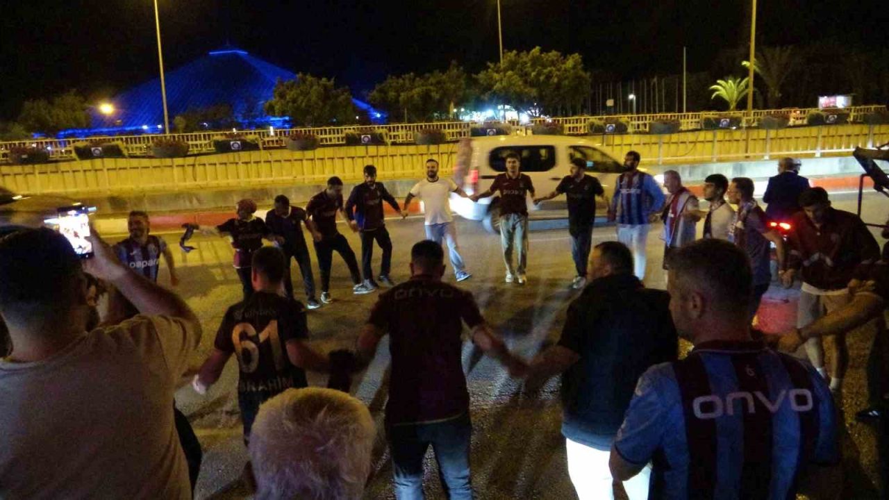 Antalya’da bordo-mavili taraftarlardan kupa coşkusu