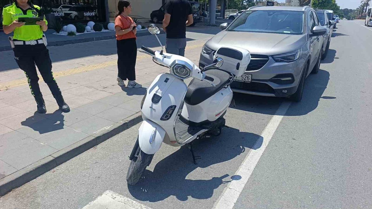 Yayalara yol veren otomobile motosiklet çarptı: 1 yaralı