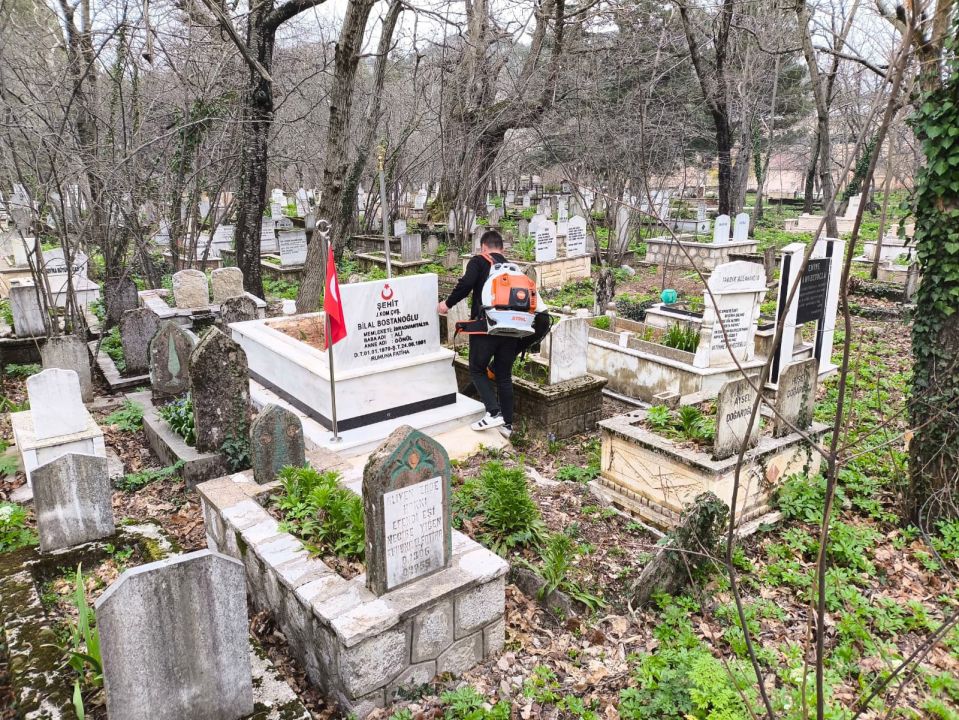 Mezarlıklarda bayram hazırlığı