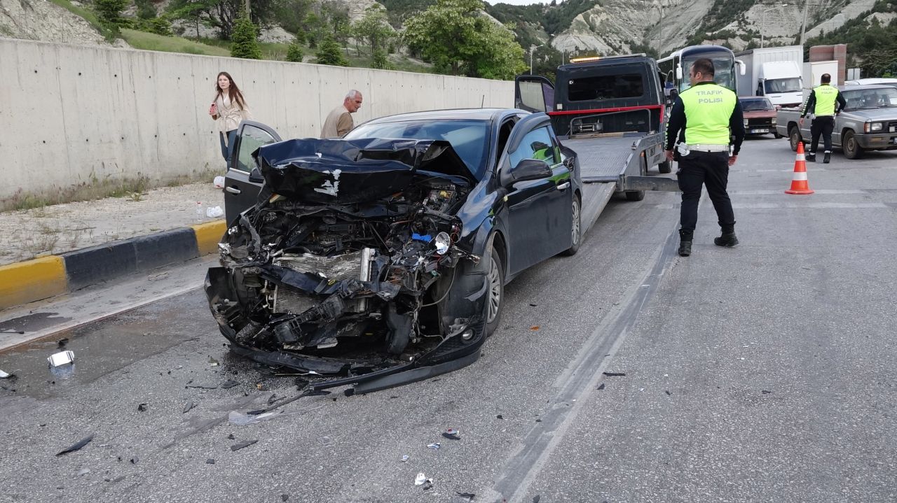 Antalya Kavşağı’nda zincirleme kaza: 5 yaralı