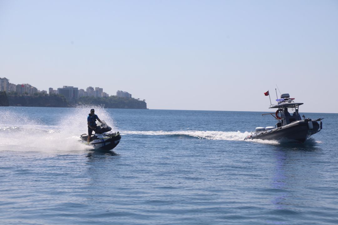 Antalya'da deniz polisi 24 saat görev başında