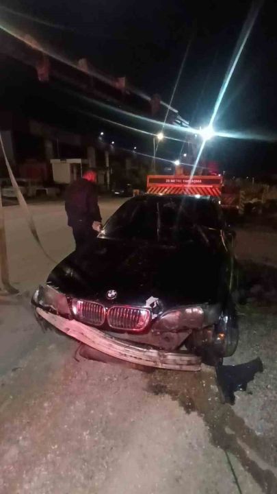 Lüks otomobil kanala uçtu, sürücü araçtan çıkıp olay yerinden ayrıldı