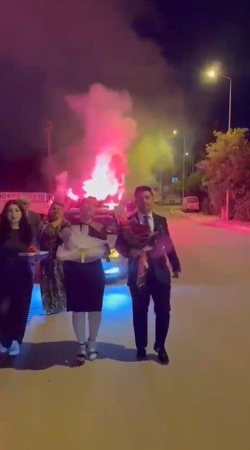 Taraftar gibi kız istemeye meşalelerle gidince itfaiyeye yangın ihbarı yapıldı