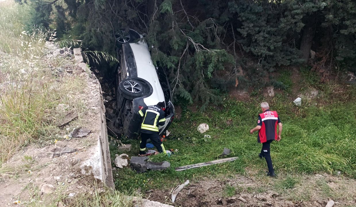 Şarampole devrilen otomobilde 4 kişi yaralandı