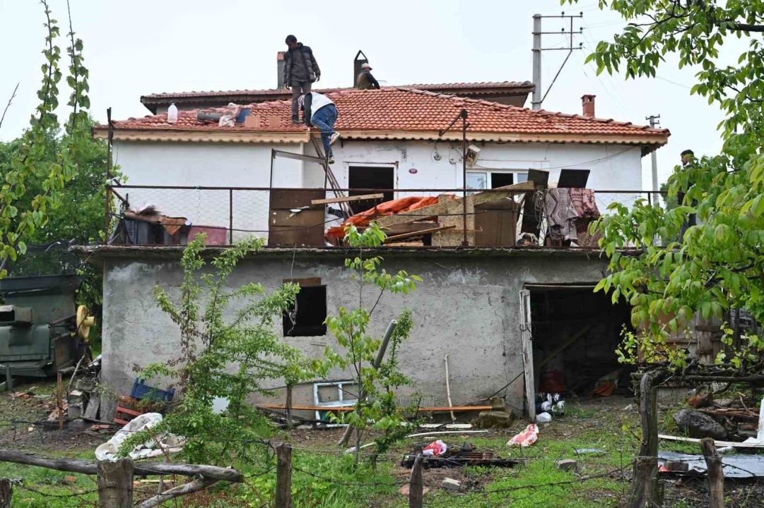 Sorkuncak köyünde ihtiyaç sahibi ailenin çatı problemi giderildi