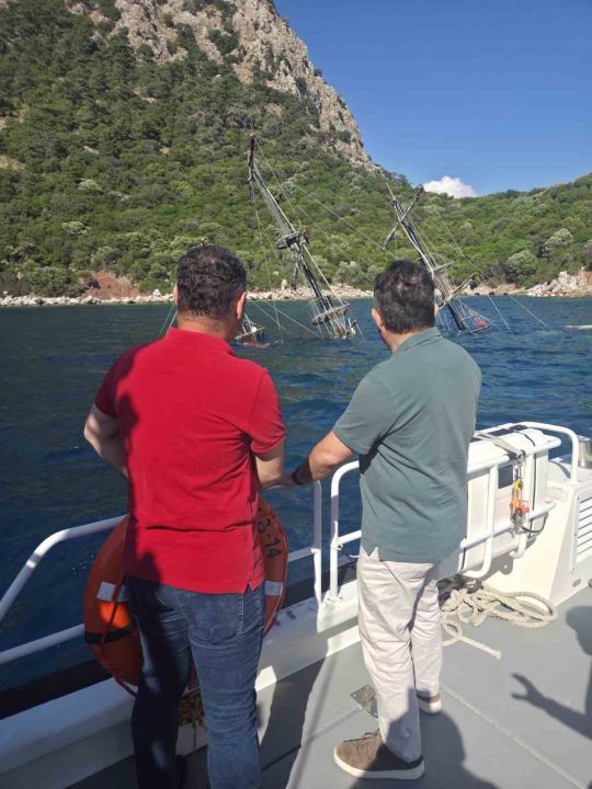 Marmaris’te gezi teknesi battı, yolcular tahliye edildi