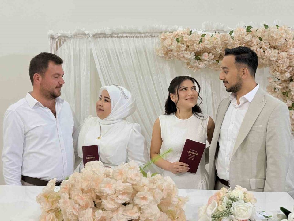 Kardeşlerin çifte mutluluğu:  Aynı gün evlenip, birbirlerine şahit oldular