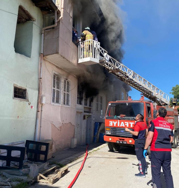Evde çıkan yangından, pencereye uzatılan merdivenle kurtarıldılar