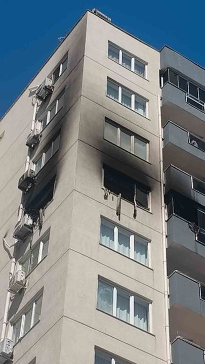 Oyun oynarken yakılan mum daireyi küle çevirdi