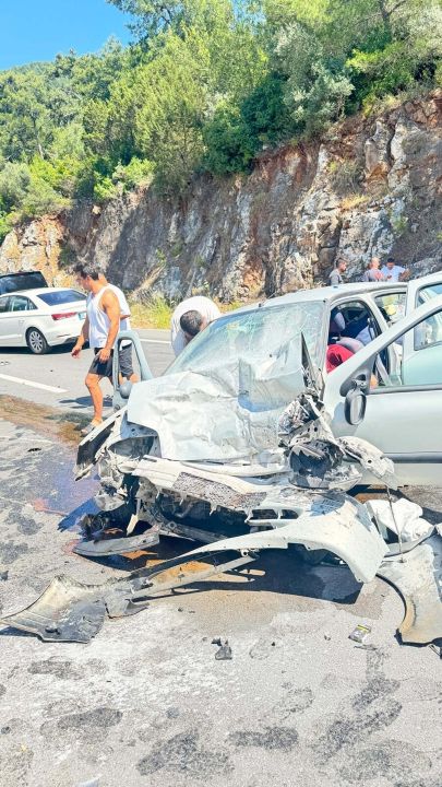 Bodrum’da otomobil ile minibüs çarpıştı: 6 yaralı