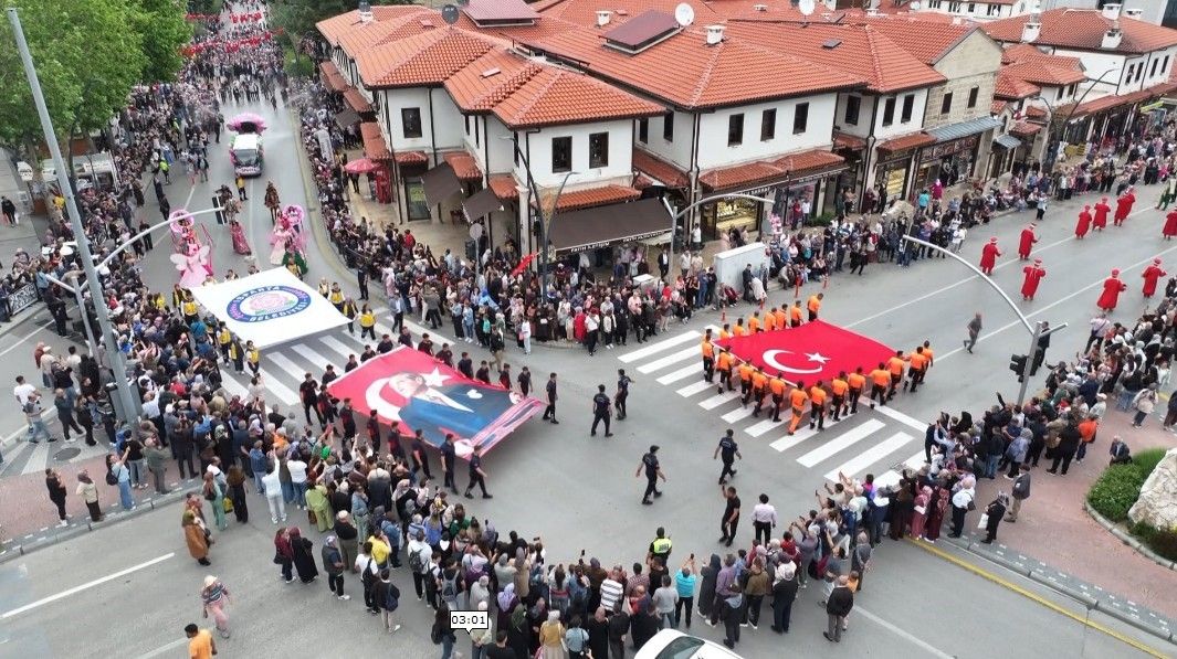 Isparta’da Uluslararası Gül Festivali coşkusu: Binlerce kişi kortejde buluştu