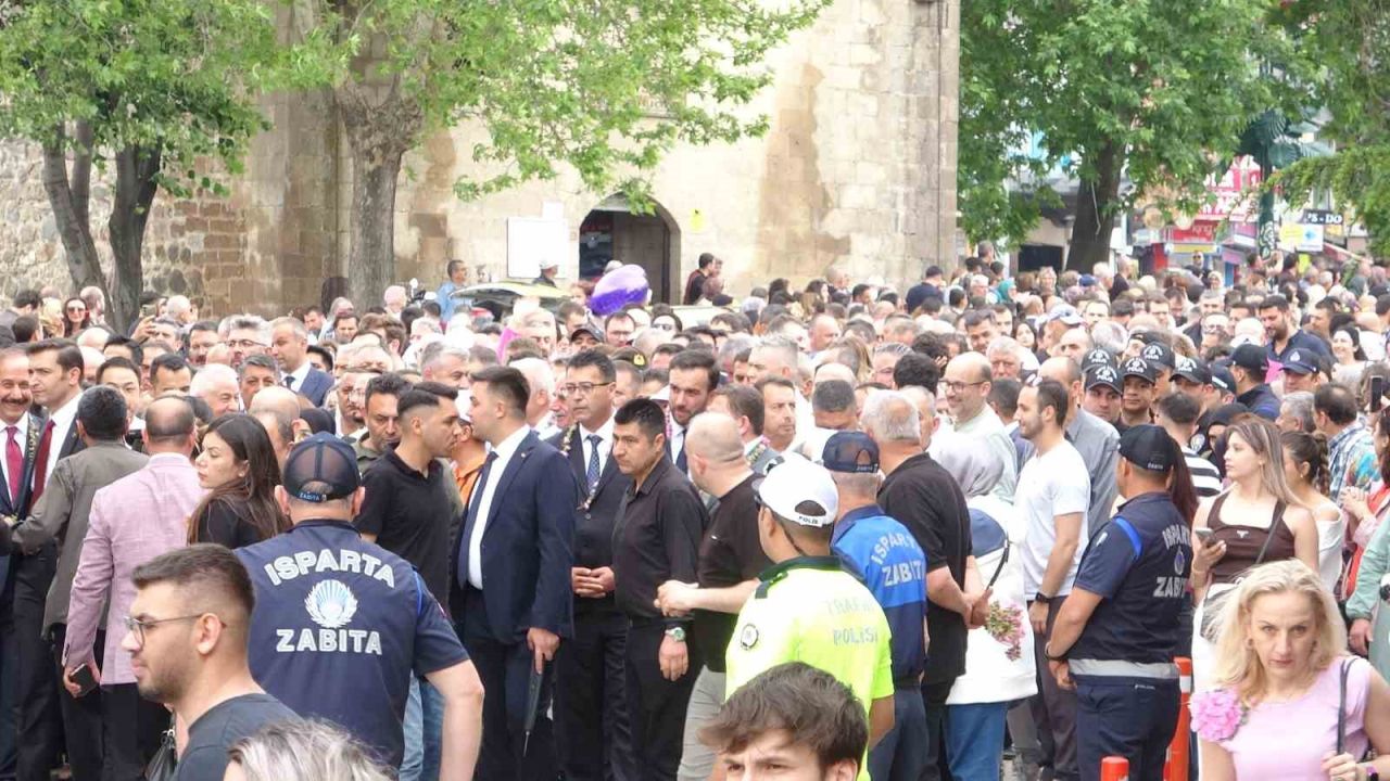 Isparta’da Uluslararası Gül Festivali coşkusu: Binlerce kişi kortejde buluştu