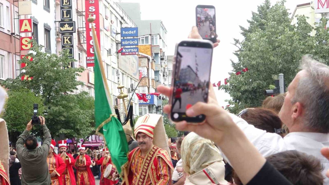 Isparta’da Uluslararası Gül Festivali coşkusu: Binlerce kişi kortejde buluştu