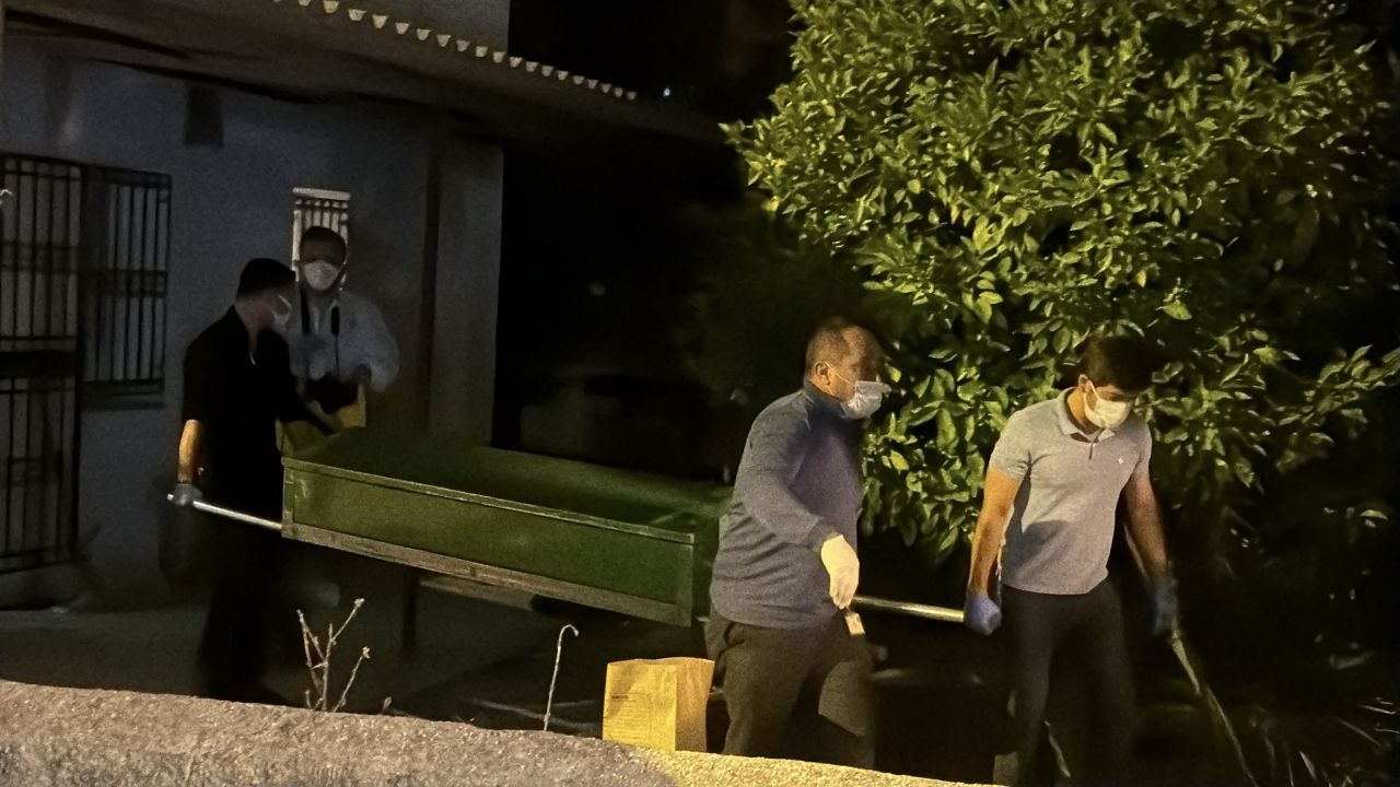 Babasının cenazesiyle 2 gün aynı evde yaşadı