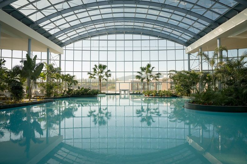 Tropikal konseptli termal & SPA tesisi Özcan Deniz ve Sıla konseriyle açıldı