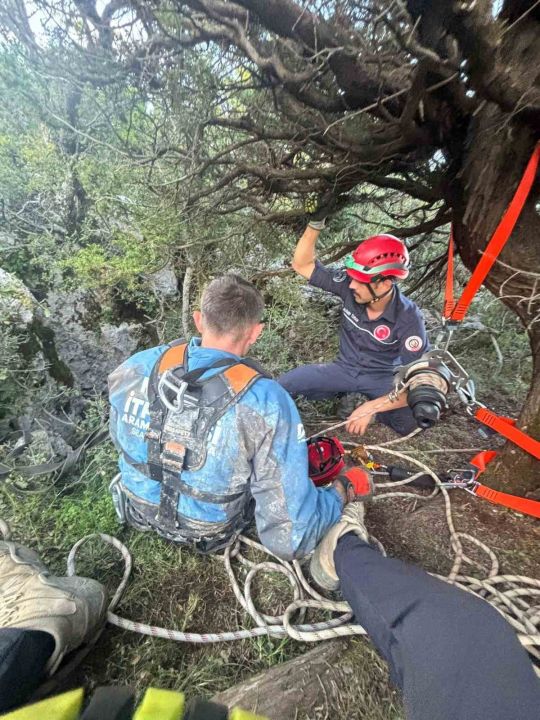 Mersin’de 70 metrelik mağarada mahsur kalan oğlak kurtarıldı