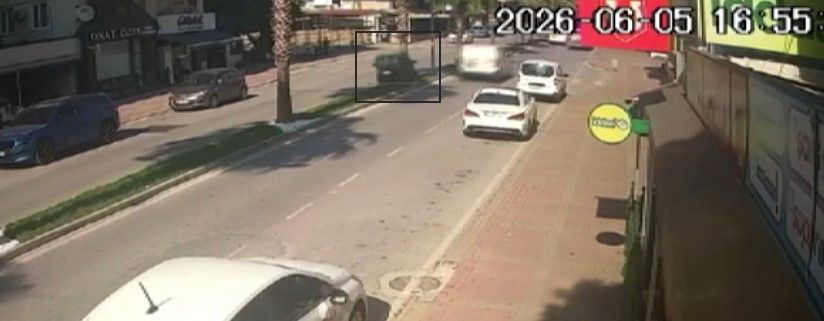 Palmiyeye çarpan Tofaş hurdaya döndü: 4 genç yaralandı