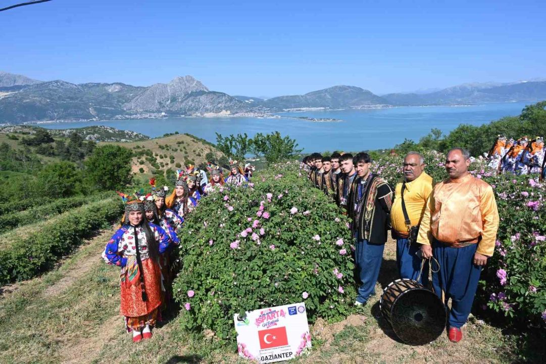 Isparta’da festival coşkusu devam ediyor: Eğirdir Gölü manzarasıyla gül topladılar