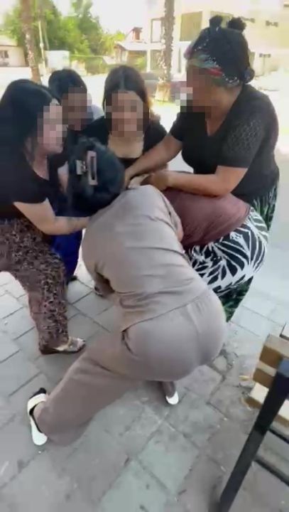 Genç kadını çocuğunun yanında hem dövdüler hem de videoya çektiler