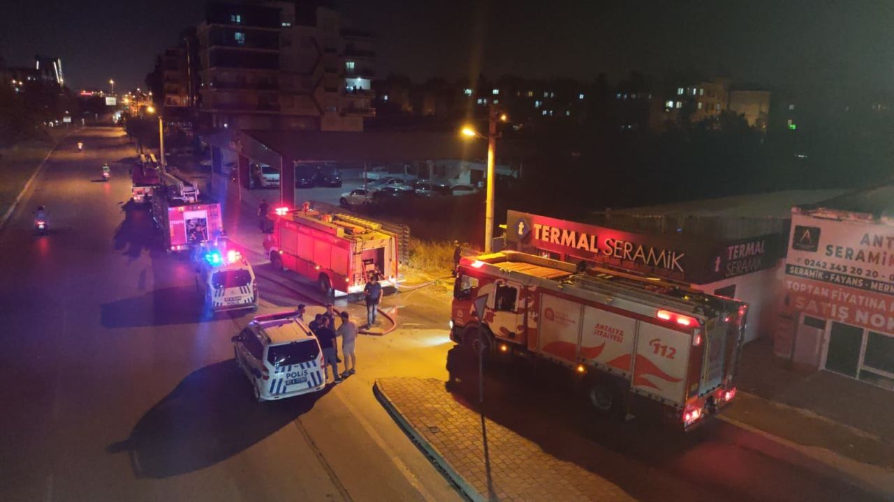 Seramik parçaları satılan iş yerinde yangın