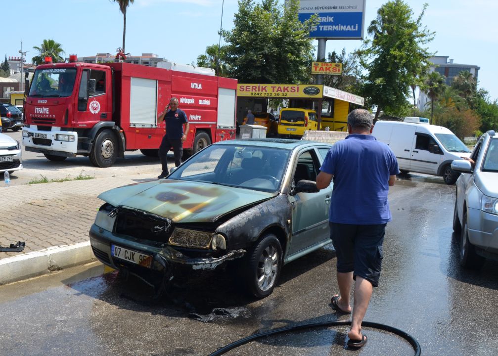 Otomobildeki yangın sulama aracıyla söndürüldü