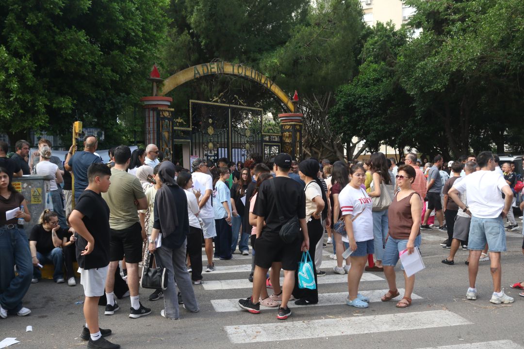 Öğrenciler LGS'de terledi, aileleri piknik havasında çocuklarını bekledi