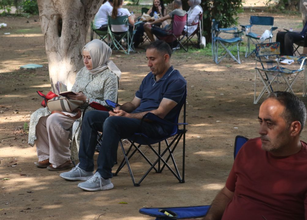 Öğrenciler LGS'de terledi, aileleri piknik havasında çocuklarını bekledi
