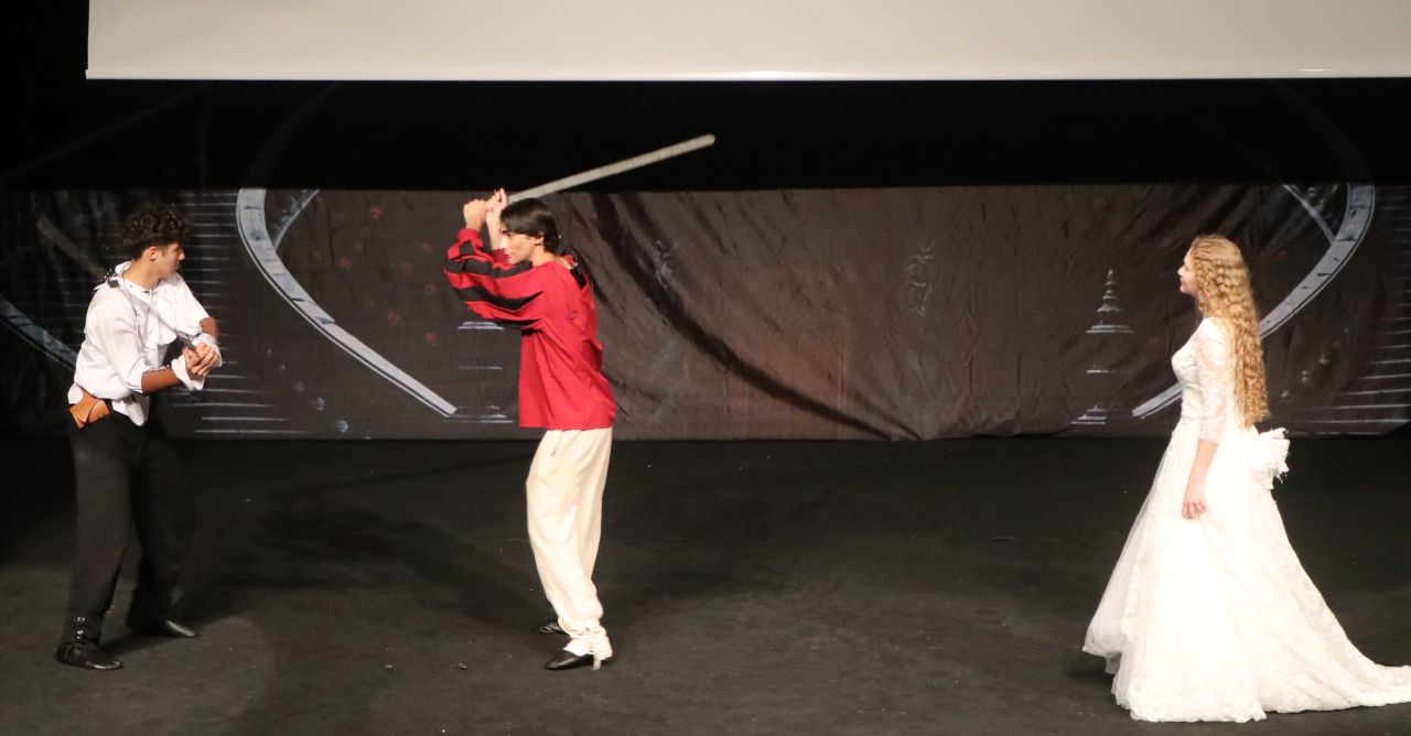 Liselilerden Romeo ve Jüliet performansı