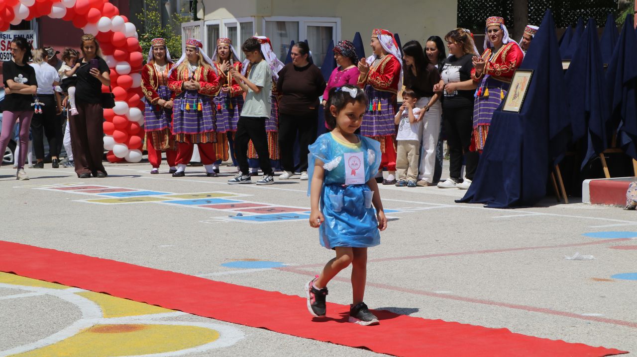 Öğrencilerden geri dönüşüm defilesi