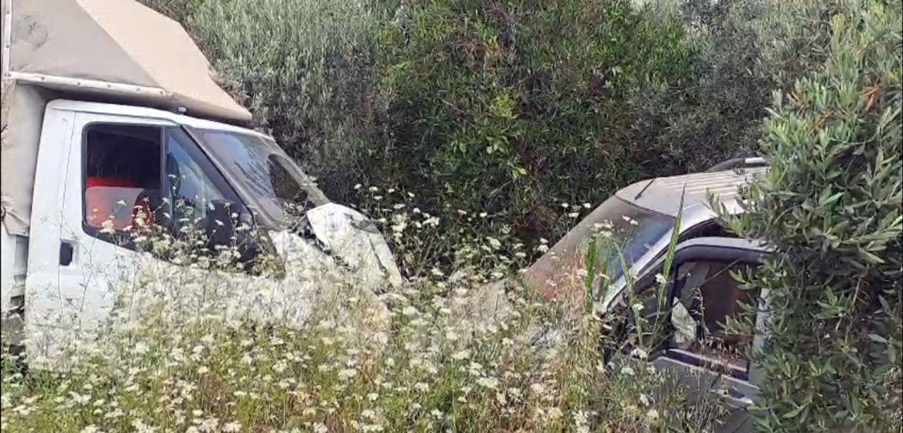 Çarpışan 2 araç bahçeye uçtu