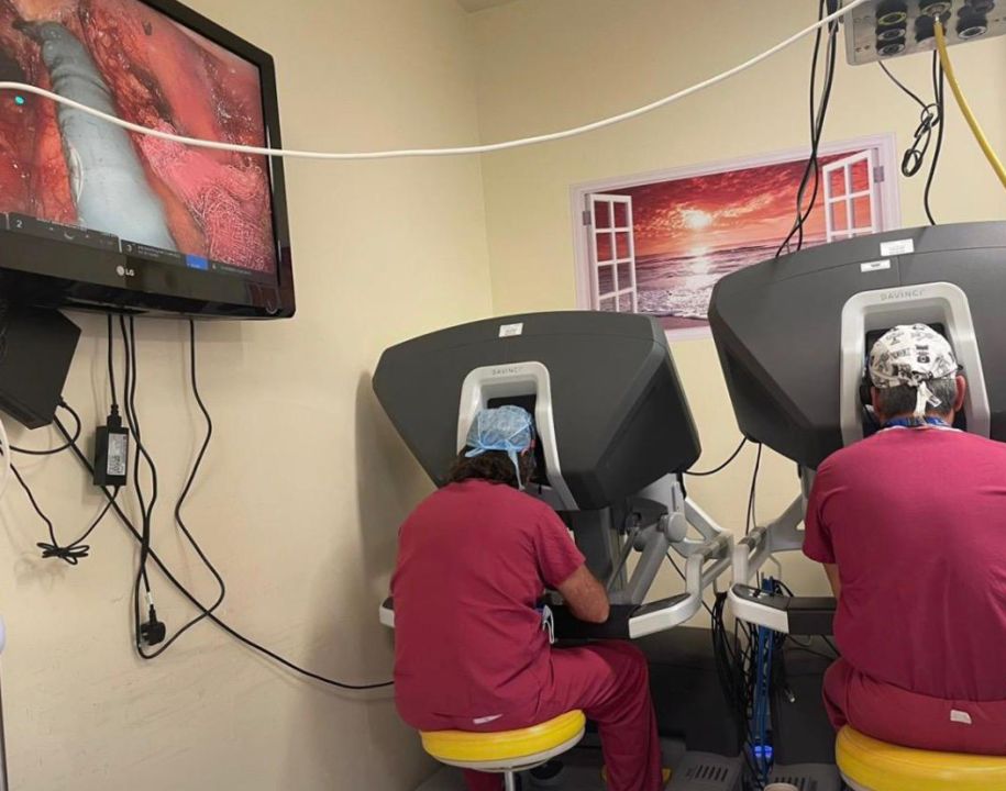 Türk cerrahtan İngiltere'de robotik canlı ameliyat